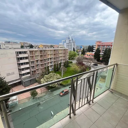 Two-bedroom In Miramar Complex Апартамент